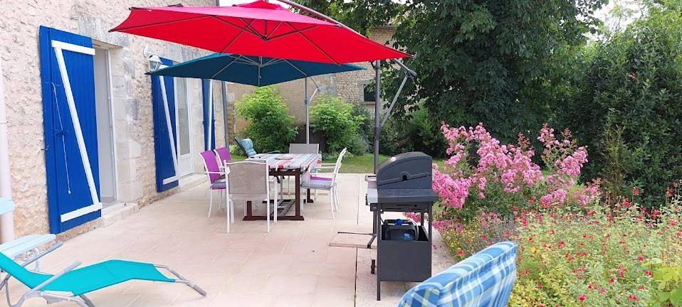 Location de vacances pour 8 personnes, avec Terrasse ainsi que Jardin et Vue à Saint-Quentin-de-Chalais