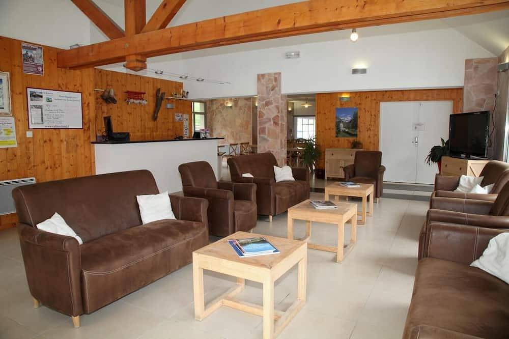 Entire apartment, Wifi, view mountain, swimming pool, sauna, hammam, terrace, balcony, parking, tv, ski locker, 33m² in Luz-Saint-Sauveur, Pyrenees National Park