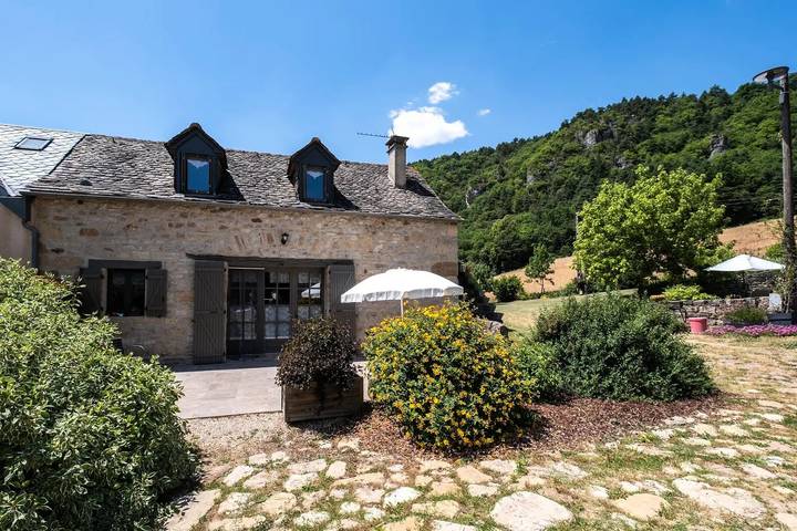 Gîte pour 5 personnes, avec Terrasse ainsi que Jardin et Piscine