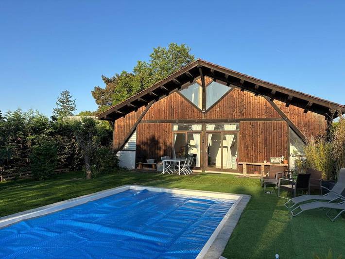 Location de vacances pour 4 personnes, avec terrasse et vue ainsi que jardin et piscine à Saint-Didier-au-Mont-d'Or