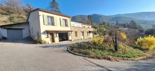 Gîte pour 10 personnes, avec jacuzzi et jardin à Puget-Théniers