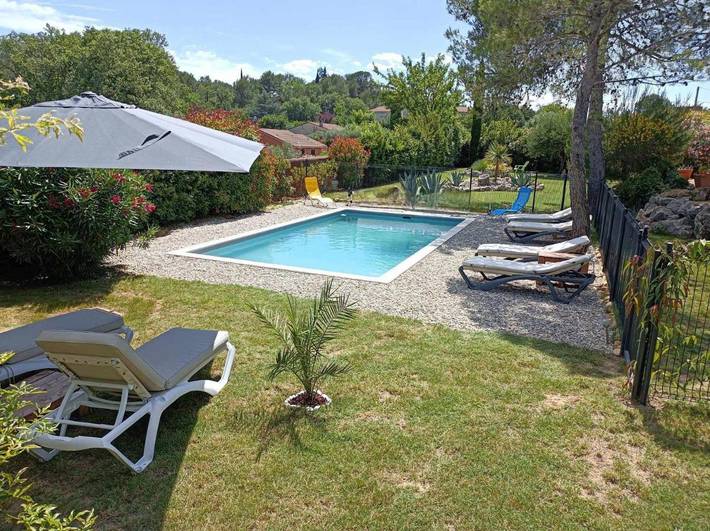 Maison de vacances pour 2 personnes, avec terrasse ainsi que jardin et piscine