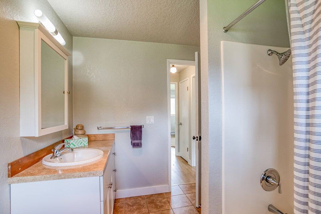 Modern 2 Bedroom in Heart of Downtown Gearhart, Two Blocks from Beach! in Gearhart, Clatsop County