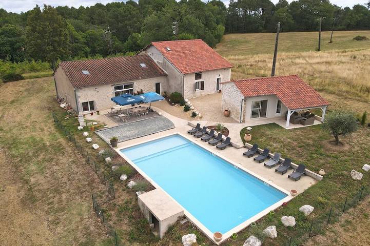 Gîte pour 14 personnes, avec jacuzzi à Montrem