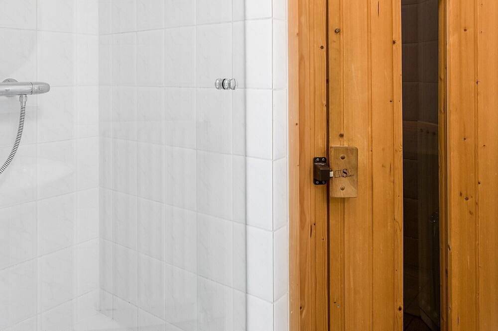 Comfortable 6-person bungalow in Scharendijke, Zeeuwse Kust
