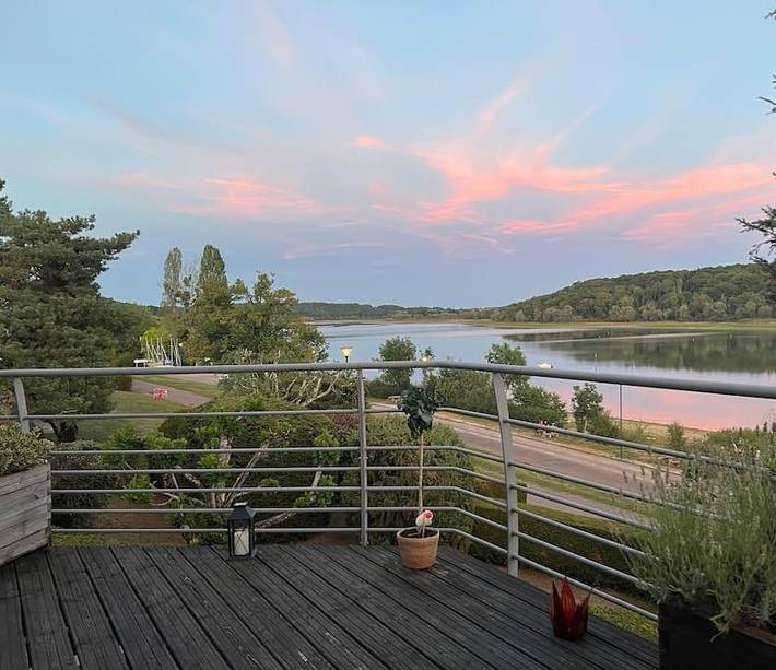 Location de vacances pour 5 personnes, avec terrasse et piscine ainsi que vue et vue sur le lac à Peigney - 4