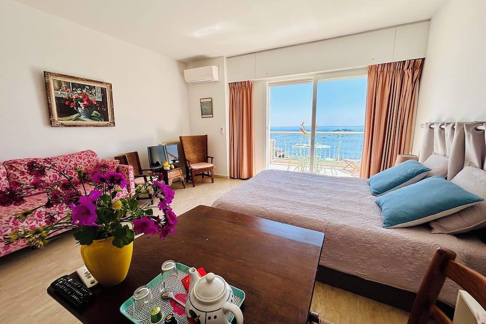 Entire apartment, Breathtaking sea view, studio with balcony and parking in magnificent estate in Villefranche-sur-Mer, Nice region