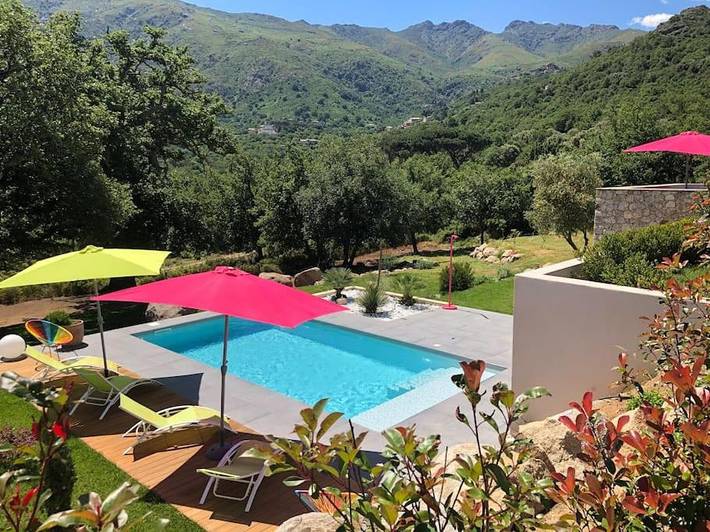Location de vacances pour 8 personnes, avec vue ainsi que jardin et piscine à Ville-di-Paraso