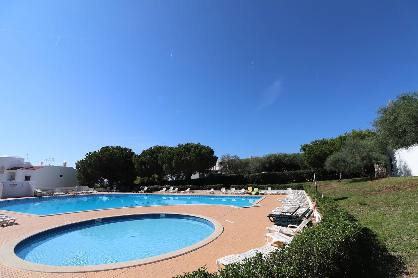 Ganze Wohnung, Ferienwohnung 'Casa Barbara' mit Meerblick, Gemeinschaftspool und Wlan in Alporchinhos (Atlantikküste), Porches