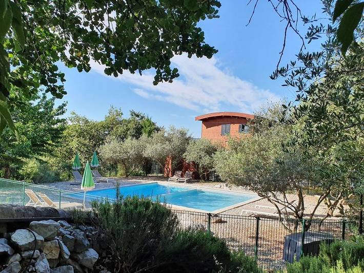 Camping pour 2 personnes, avec Balcon/Terrasse et Bassin pour enfant ainsi que Piscine et Vue en Ardèche