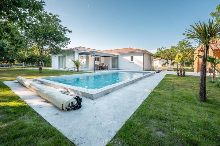 Location de vacances pour 7 personnes, avec piscine et jardin à Belin-Béliet