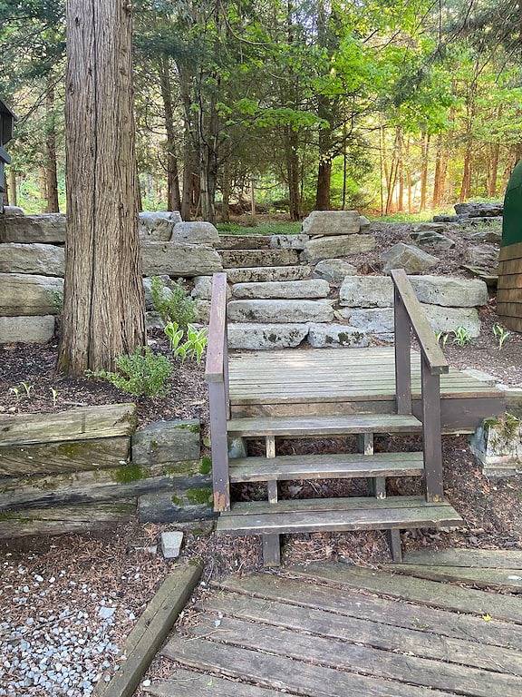 Family-friendly cottage right on Drag River in Algonquin Provincial Park