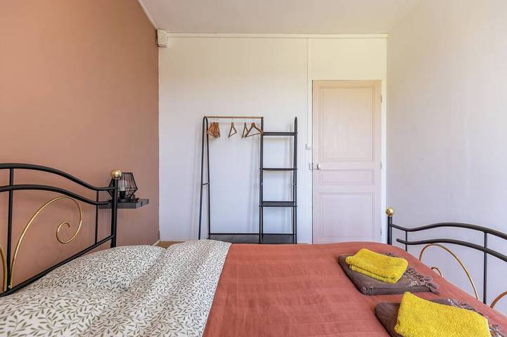 Location de vacances pour 12 personnes, avec balcon ainsi que jacuzzi et jardin à Thésée - 3