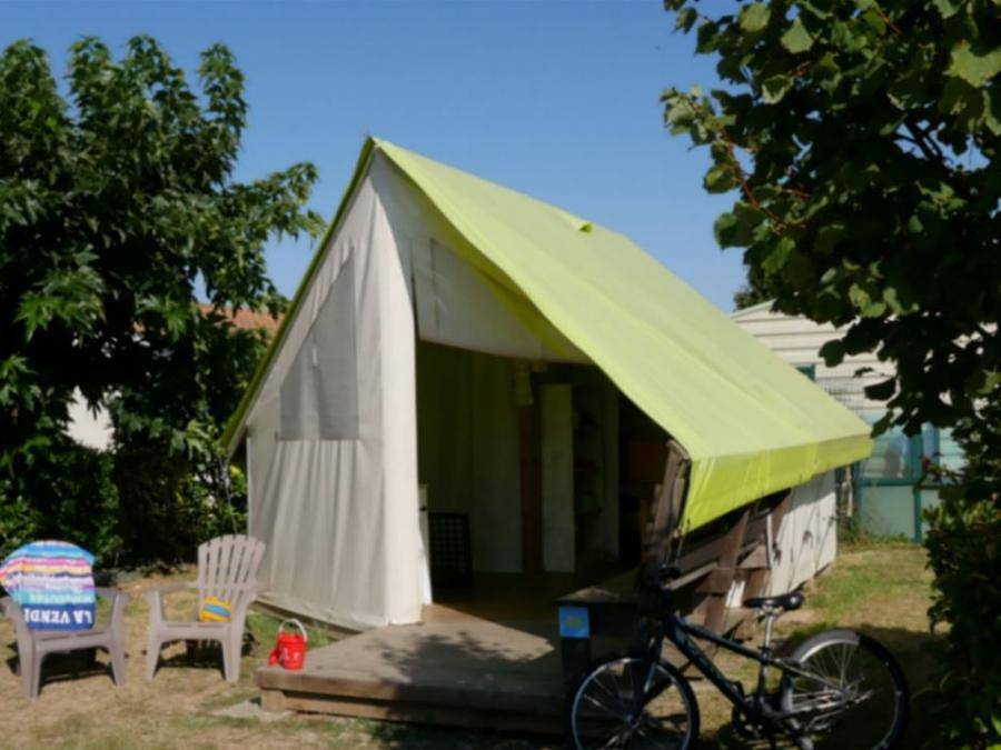 Camping Paradis - Le Grand R  - Tienda de lona y madera 4 personas - Lodge Sahari con baño privado in L'Aiguillon-la-Presqu'île, Vandea
