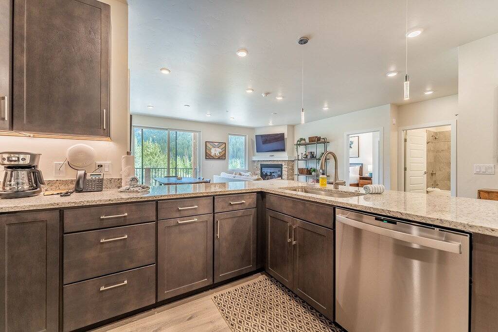 Ganze Wohnung, Overlooks Snake River w/ Great Mountain View, Close to Everything in Keystone in Arapahoe Basin