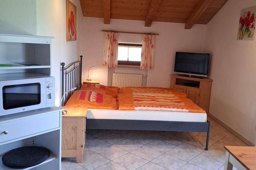 Ganze Wohnung, Fewo 35 qm, Balkon, Wohn/Schlafraum mit Doppelbett, W-Lan, Tv in Frasdorf, Chiemgauer Alpen