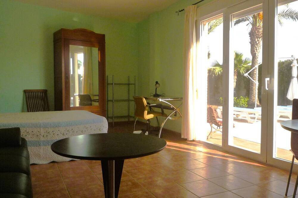 Apartamento entero, Magnifico apartamento con piscina en el Parque Natural Cabo de Gata (Almería) in Retamar, Almería