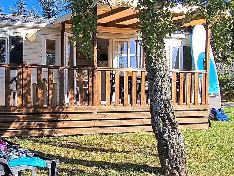 Camping Les Calquières - Mobilheim 6 personen - Confort Cosy bei Ankunft am Samstag in Sévérac-le-Château, Parc naturel régional des Grands Causses