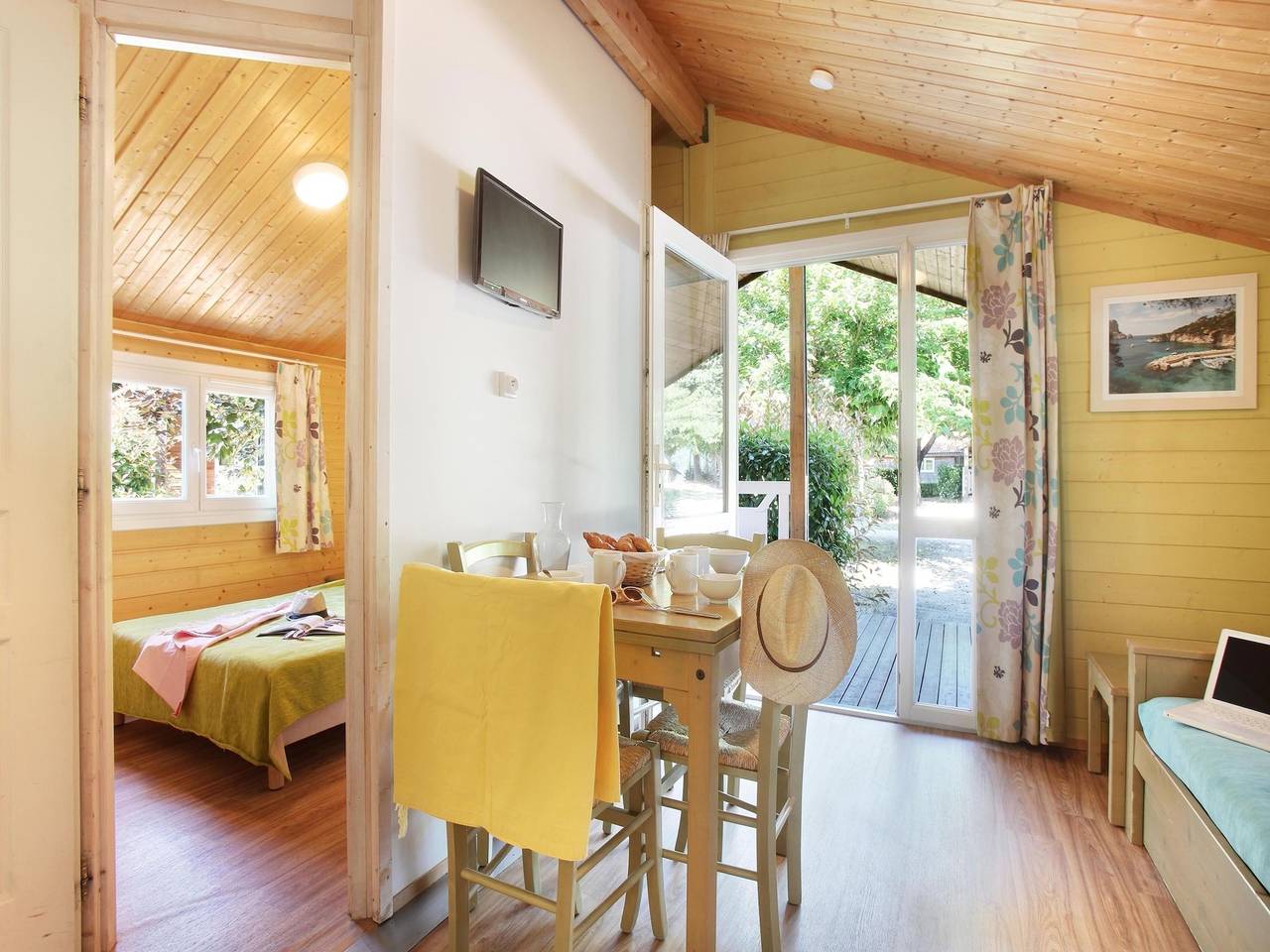 Pleasant chalet with covered terrace in beautiful surroundings in Carnoux-en-Provence, Marseille und Umgebung