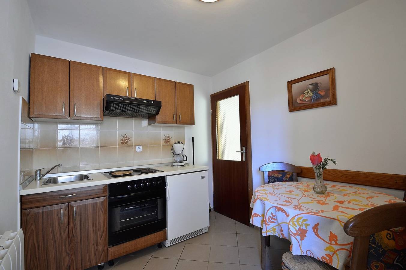 Ganze Wohnung, Studio Rahela 3 in Mali Lošinj, Zagazinjine. Das Erdgeschoss ist für 2 Personen geeignet und besteht aus: Schlafzimmer mit Doppelbett, Küche und Esszimmer, Wohnzimmer und Terrasse. in Mali Lošinj, Lošinj