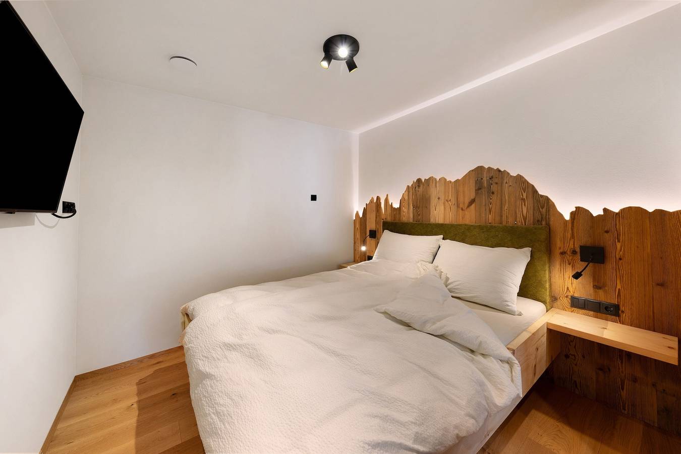 Entire studio, Studio Apartment 'Bozen' with Mountain View, Shared Garden and Wi-Fi in Völs am Schlern, Dolomiti Superski