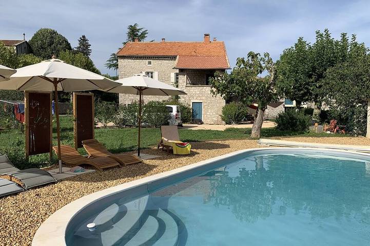 Agriturismo pour 12 personnes, avec Terrasse ainsi que Jardin et Piscine à Saint-Alban-Auriolles