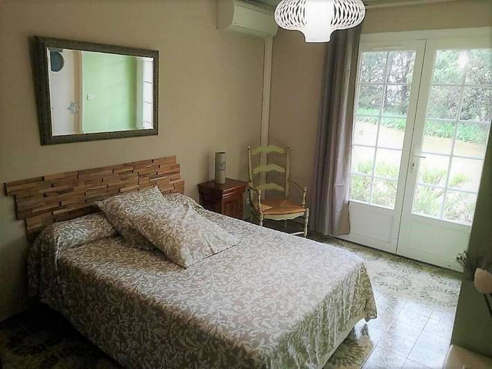 Cottage pour 2 personnes, avec jardin et balcon ainsi que vue et piscine à Aramon