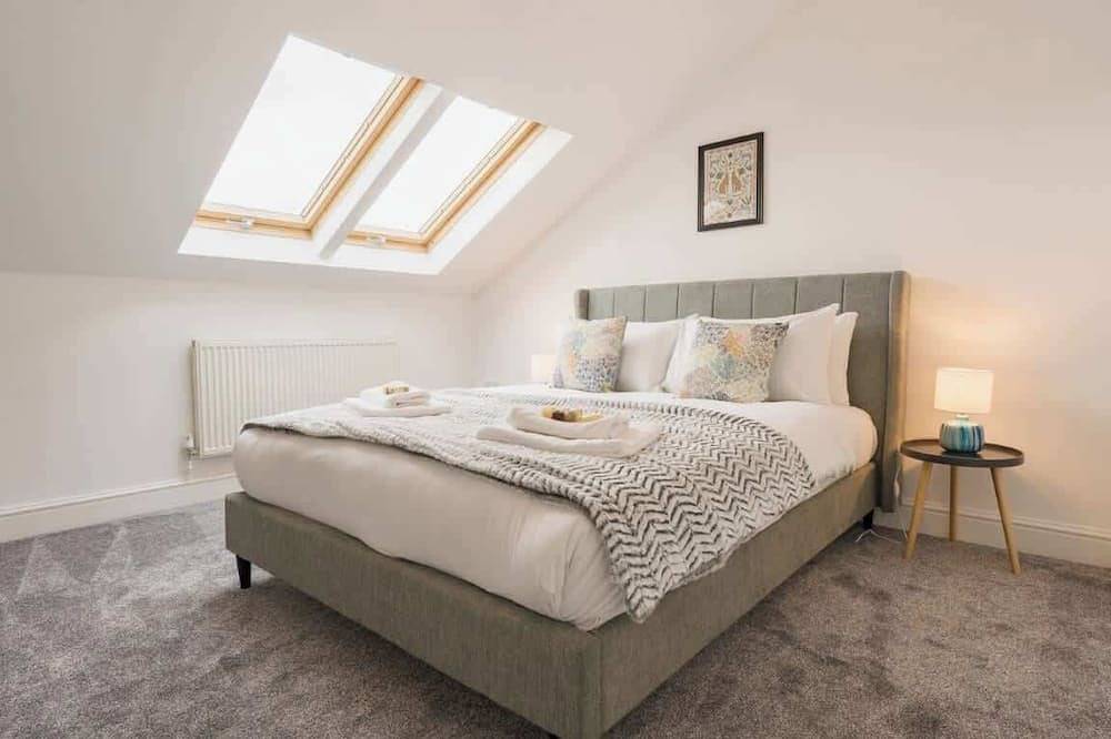 5 Bedroom Home, Sleeps 10, Nr Royal Liverpool Golf in Merseyside