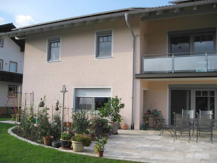 Ferienwohnung für 4 Personen, mit Balkon und Terrasse sowie Garten und Ausblick in Raubling