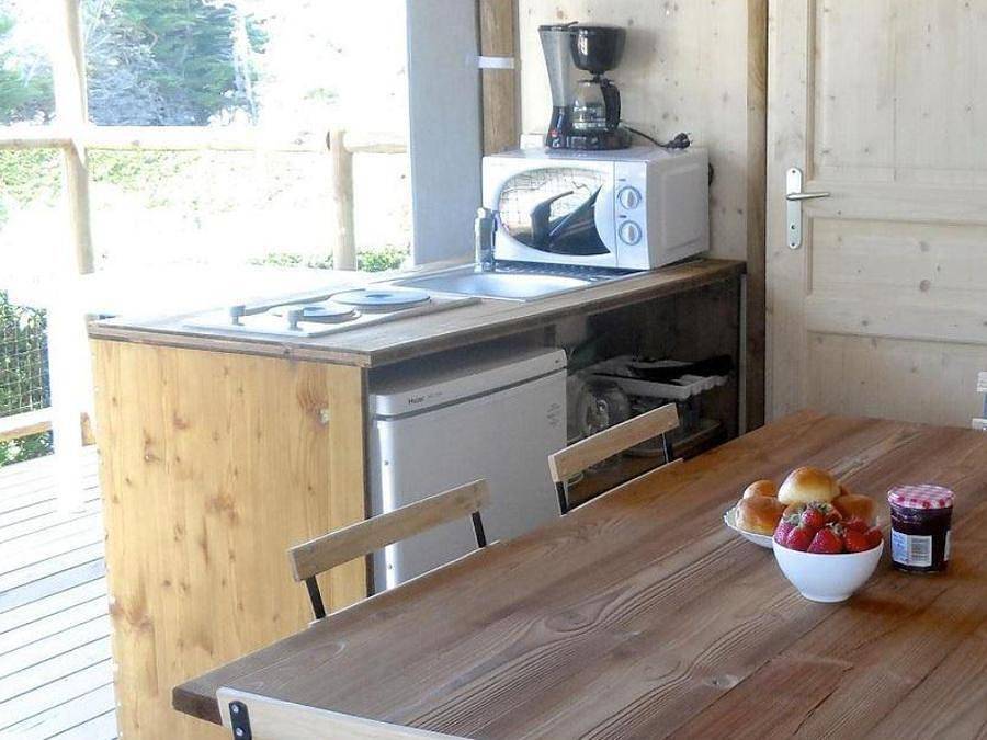 Flower Camping Le Bel Air - Tente en toile et en bois 4 personnes - Cabane Lodge Standard sur pilotis 34m² - 2 chambres - terrasse couverte de 10m² 4 pers in La Flotte, Région de La Rochelle