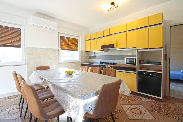 Gîte pour 8 personnes, avec terrasse à Pula - 4