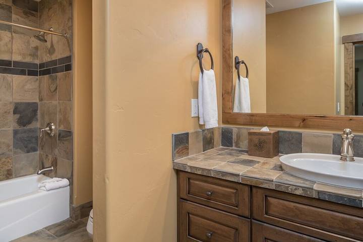 Vacation rental for 12 people, with balcony and hot tub in Big Sky