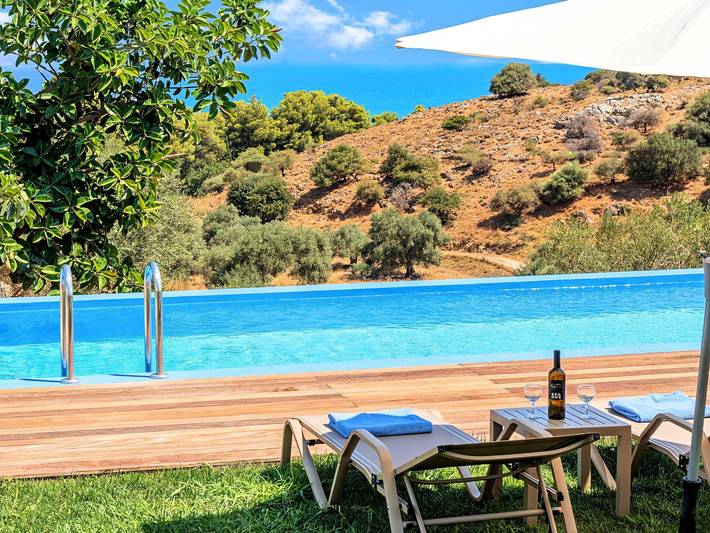 Location de vacances pour 8 personnes, avec terrasse ainsi que jardin et piscine dans Georgioupoli - 4