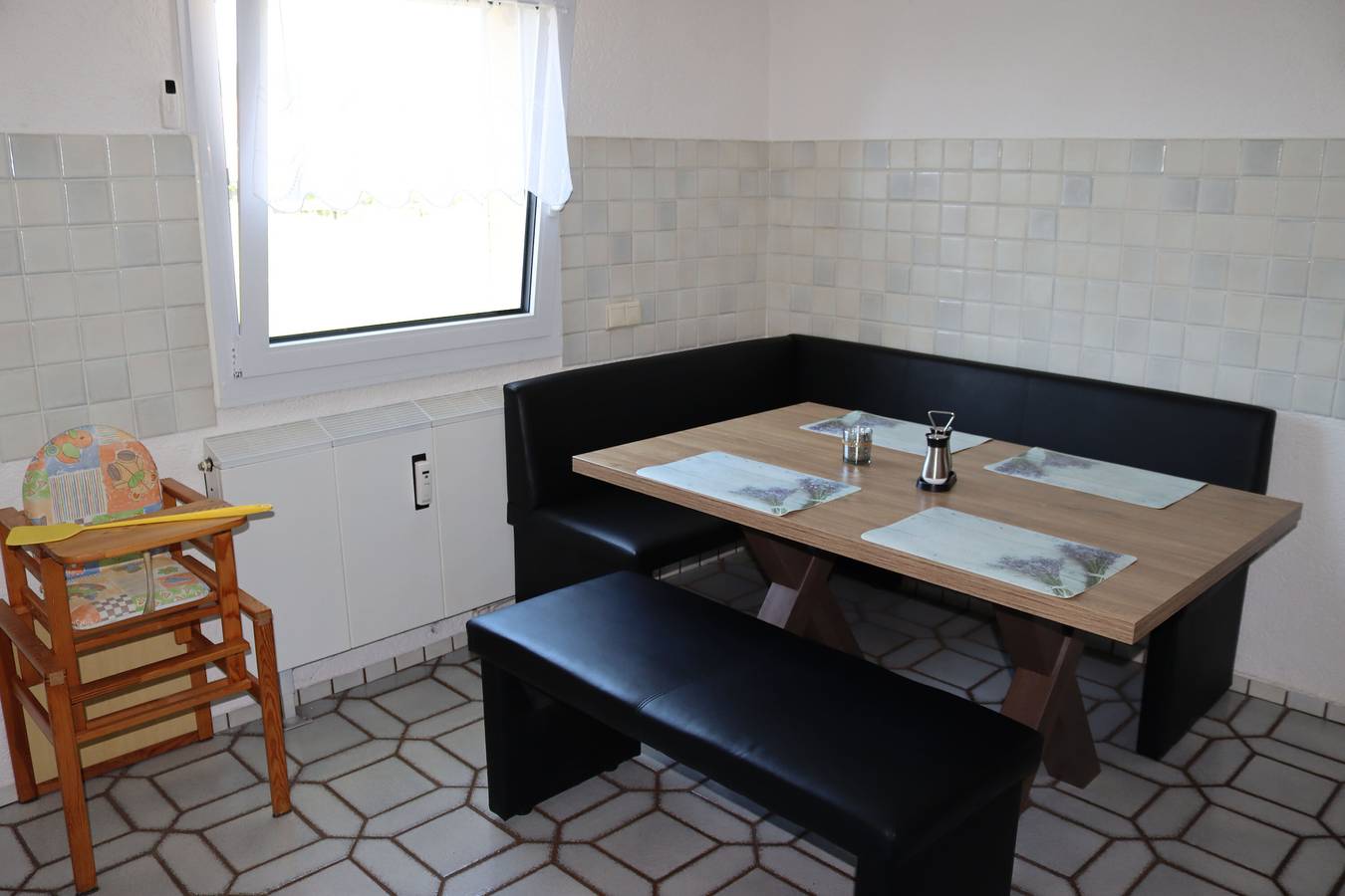 Ganze Wohnung, Ferienwohnung 'Honacker' mit Privatterrasse, Gemeinschaftsgarten und Wi-Fi in Steißlingen, Landkreis Konstanz