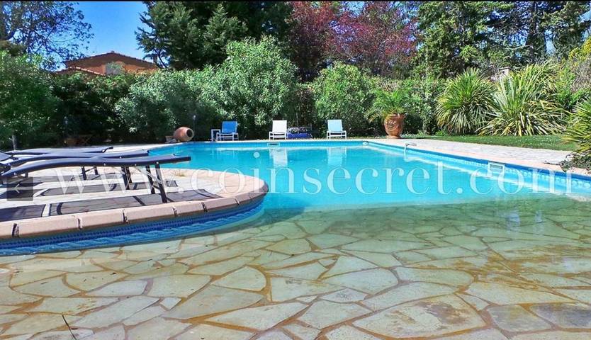 Location de vacances pour 8 personnes, avec piscine et vue ainsi que bassin pour enfant et jardin, animaux acceptés à Saint-Étienne-du-Grès