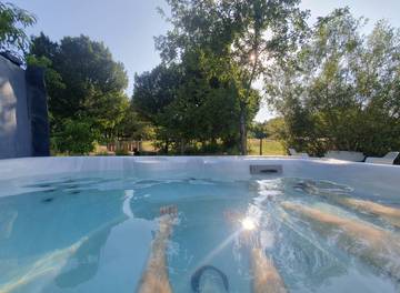 Gîte pour 8 personnes, avec jardin ainsi que jacuzzi et terrasse à Rivarennes