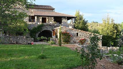 Cottage pour 5 personnes, avec terrasse ainsi que piscine et jardin dans Largentière