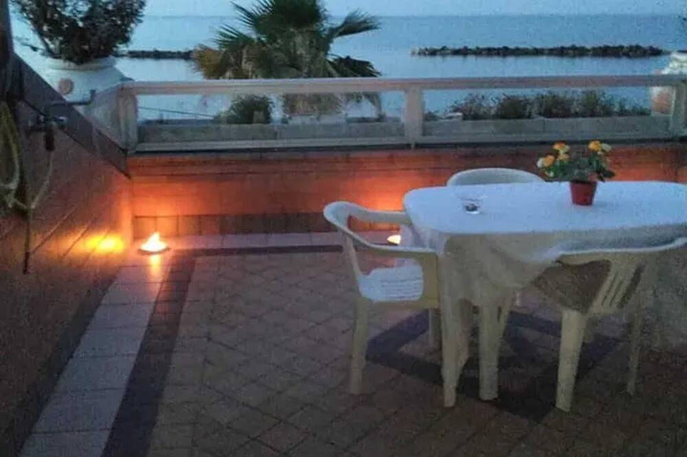 Entire apartment, Homerez - Sea View Apt Francavilla in Francavilla al Mare, Chieti Province
