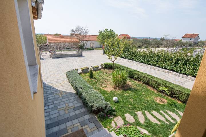 Ferienwohnung für 8 Personen, mit Balkon und Pool sowie Ausblick in Zadar - 2