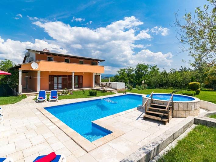 Ferienhaus für 10 Personen, mit Balkon und Terrasse sowie Pool