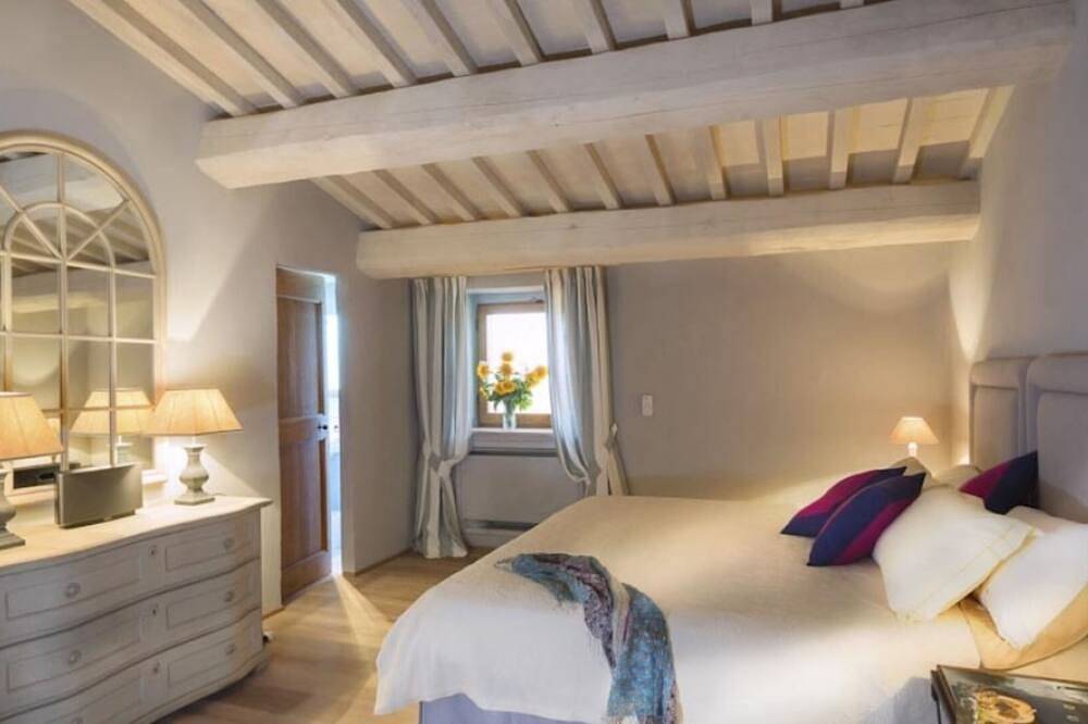 Luxury Villa for 6 inside a wonderful Estate in Perugia, Perugia Province