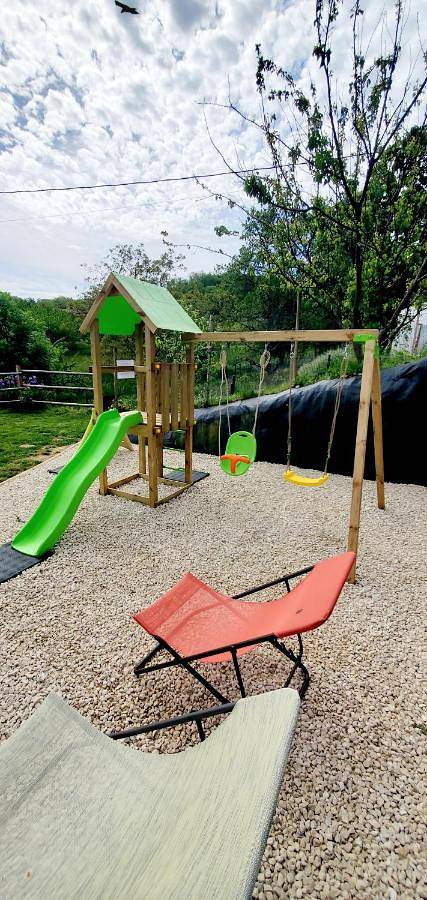 Gîte pour 8 personnes, avec vue et jardin à Laveyron - 4