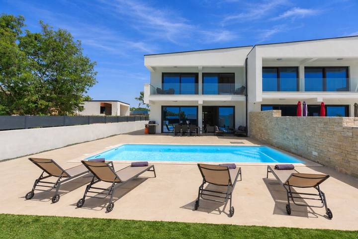 Ferienhaus für 9 Personen, mit Balkon/Terrasse und Garten sowie Pool in Burići