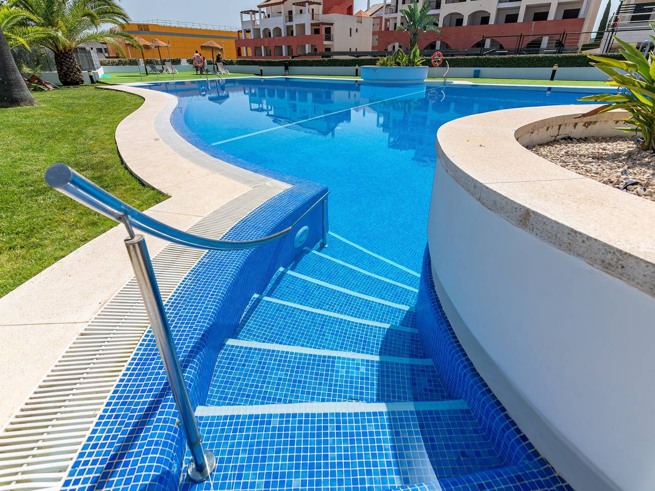 Apartamento inteiro, Apartamento de férias para 6 pessoas com jardim in Urbanizacion Costa Esuri, Ayamonte