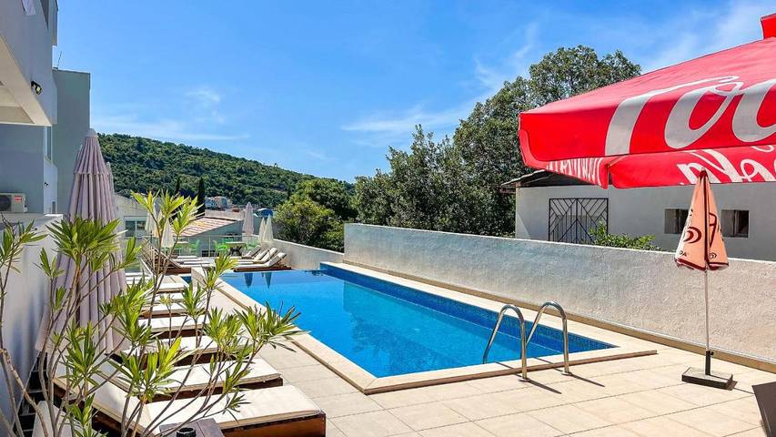 Ferienwohnung für 3 Personen, mit Garten und Ausblick sowie Pool und Kinderpool, mit Haustier in Montenegro - 2
