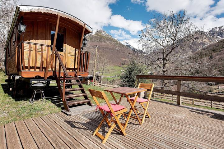 Bohemian Night in the Mountains – Ancolie Caravan Gavarnie in Gèdre, Pyrenees National Park