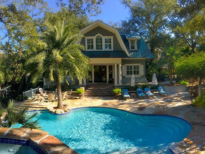 Vacation rental for 18 people, with pool and terrace in Fripp Island