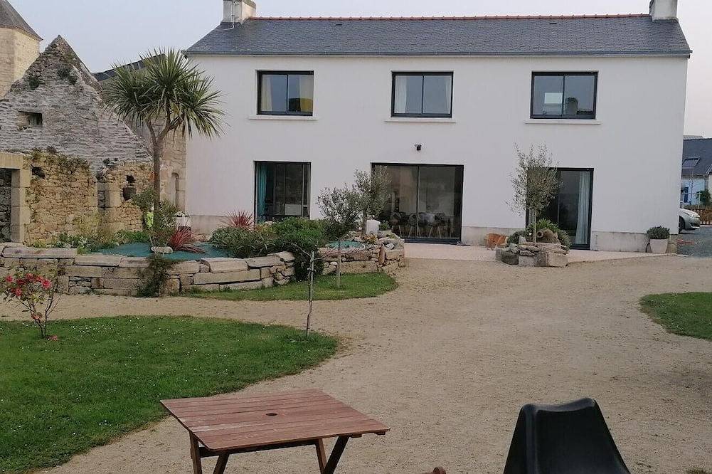 Family home in the heart of the village La Torche in Plomeur, Côte de Cornouaille