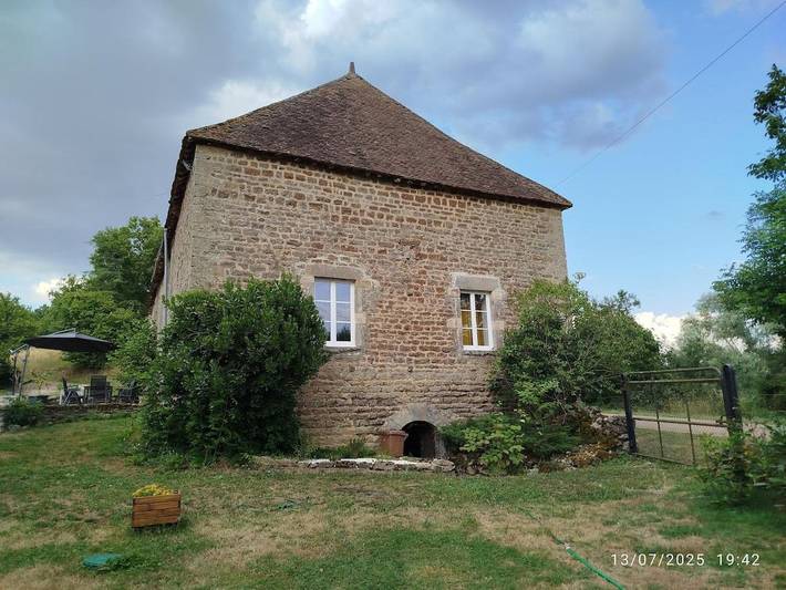 Location de vacances pour 2 personnes, avec Terrasse ainsi que Jardin et Vue à Magny-Lormes