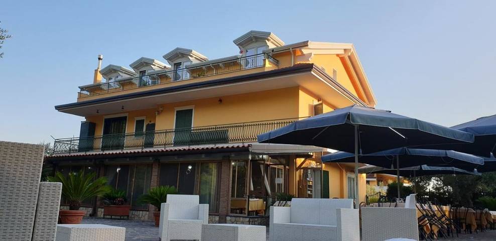 B&b per 4 persone, con Balcone e Terrazza nonché Giardino e Piscina a Caserta